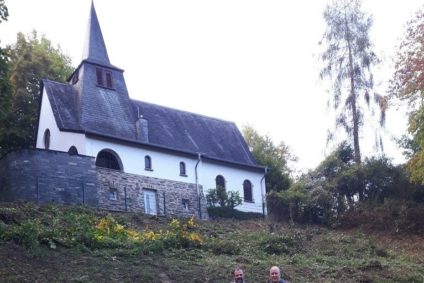 Mäharbeitern an der evangelischen Kirche
